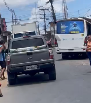 [Vídeo] Micro-ônibus da linha Rio Largo–Maceió colide com poste e deixa feridos, em Rio Largo