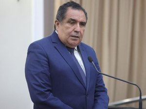 Deputado aproveita aniversário de Marcelo Victor para denunciar mortes de cães e gatos no Sertão