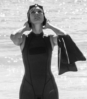 Fátima Bernardes posa de roupa de mergulho e namorado suspira: 'Huuum'