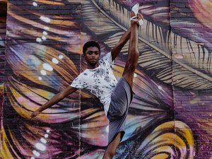 Bailarino carioca ganha bolsa para faculdade na Alemanha e faz 'vaquinha'