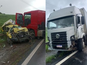 Viatura da PMAL fica destruída após grave acidente envolvendo dois caminhões em Novo Lino