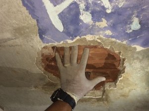Presos abrem buraco em cela e tentam fugir da Central de Flagrantes I