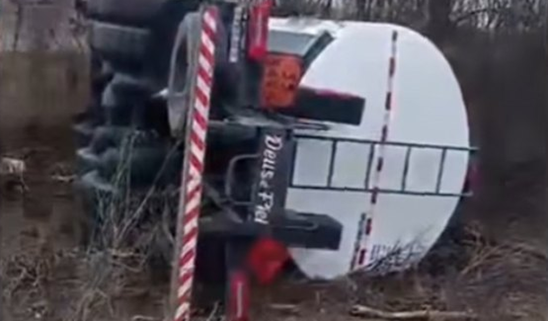 Caminhão que transportava combustível tomba na AL-220, em Jaramataia