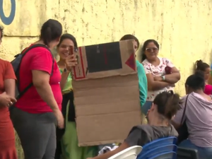 Pais dormem em fila para conseguir vaga de filhos em escola