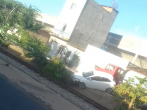 [Vídeo] Motorista perde controle e cai na linha do trem, em Arapiraca