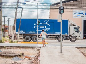 SMTT implanta semáforo na BR -104 para auxiliar travessia de pedestres