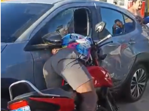 Motociclista fica preso a carro após acidente na parte alta de Penedo