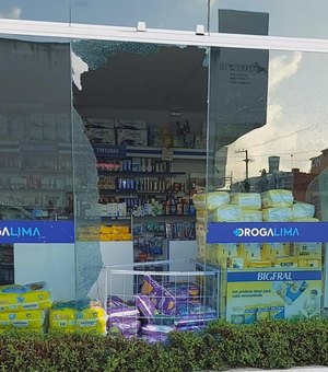 Farmácia tem vidraça quebrada e produtos levados por um casal no Centro de Arapiraca; mulher é localizada e admite autoria do crime