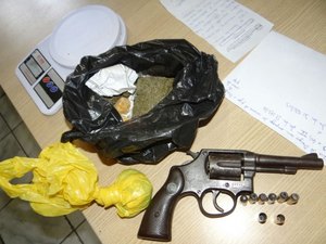 Homem atira contra policiais e é preso por tráfico de drogas e porte de armas