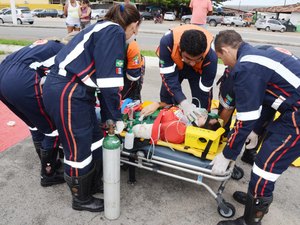 Colisão entre carro e duas motos deixa trânsito lento no bairro do Feitosa