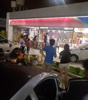 Motorista perde controle do veículo e invade loja de conveniência em Maceió