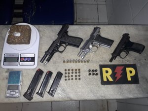 PM apreende três pistolas, munições e maconha no Benedito Bentes 