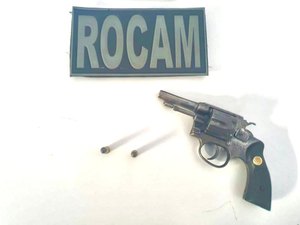 Homem joga arma no chão para enganar polícia mas é preso