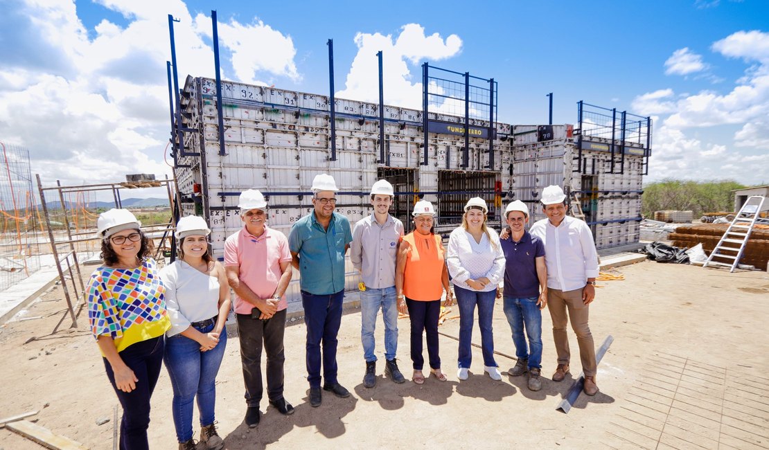 Tia Júlia visita obras do Programa Minha Casa, Minha Vida que beneficiará 400 famílias palmeirenses