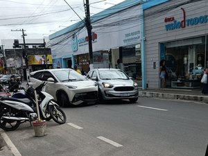 Colisão entre dois veículos deixa trânsito lento no Centro de Arapiraca