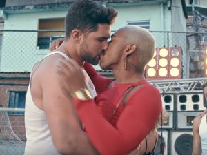 Nego do Borel dá beijão em 'boy magia' no novo clipe de 'Me Solta'