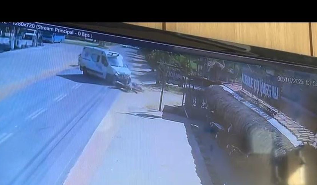 [Vídeo] Colisão entre ambulância e moto deixa mulher ferida na AL-101 Norte em São Miguel dos Milagres