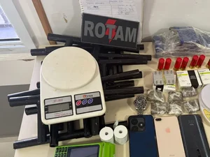 Homem é preso com mais de 10 armas e drogas em apartamento na Serraria