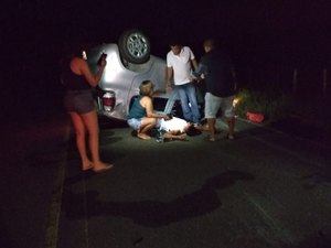 Carro capota e deixa feridos na AL-435, em Passo de Camaragibe