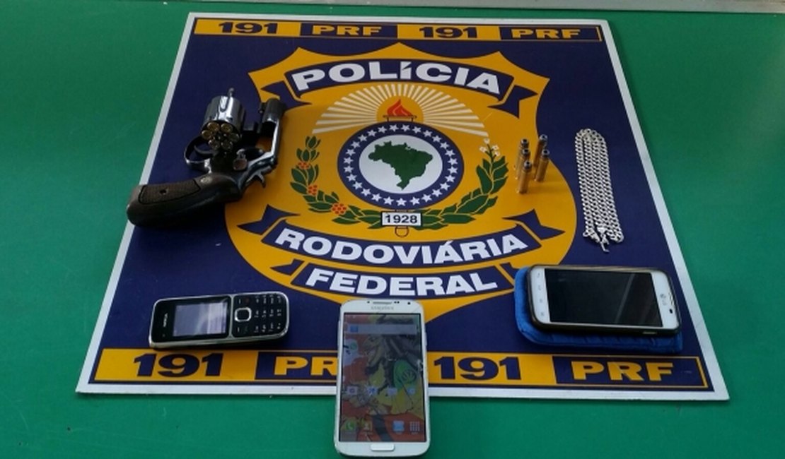 Menores são apreendidos com motocicleta roubada e arma de fogo