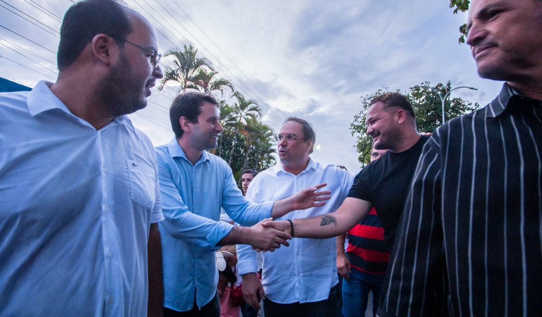 Daniel Barbosa percorre ruas de Taquarana durante tradicional procissão da Santa Cruz ao lado de autoridades locais