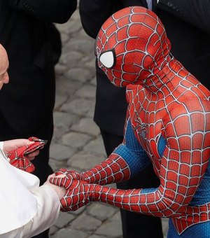 Papa Francisco recebe Homem-Aranha em audiência semanal no Vaticano