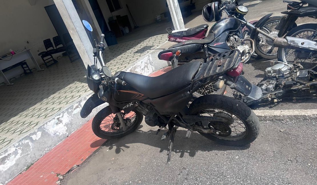 Motocicleta furtada é localizada no Bosque das Arapiracas, em Arapiraca
