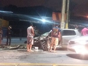Grave acidente envolvendo dois carros deixa seis pessoas feridas