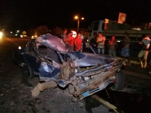 [Vídeo] Grave acidente entre carro e caminhão deixa feridos em Arapiraca