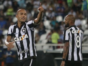 Brasileirão: Corinthians perde, Roger brilha no Botafogo e Sport é surpreendido na Ilha