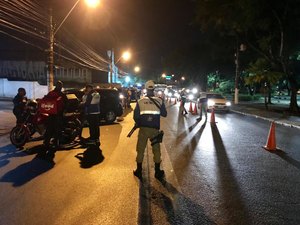 Lei Seca: Dois são presos e um veículo é retirado de circulação em Maceió