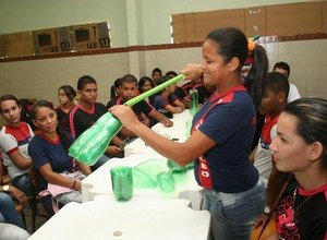 Estudantes transformam garrafas pets em vassouras ecológicas