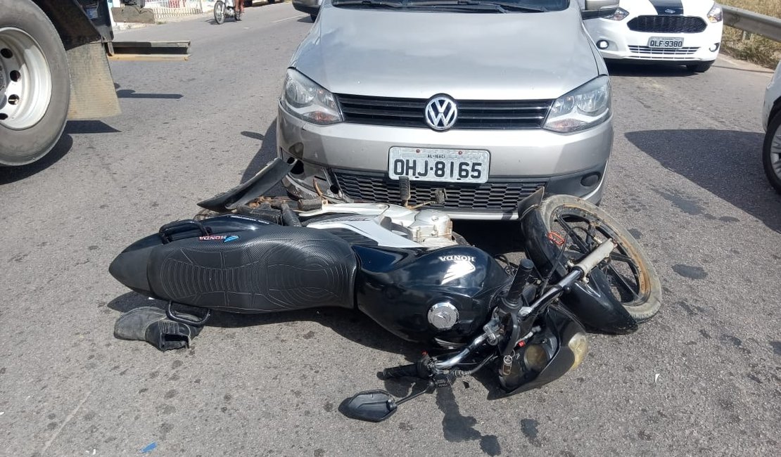 Colisão entre carro e motociclista deixa uma pessoa ferida, em Arapiraca