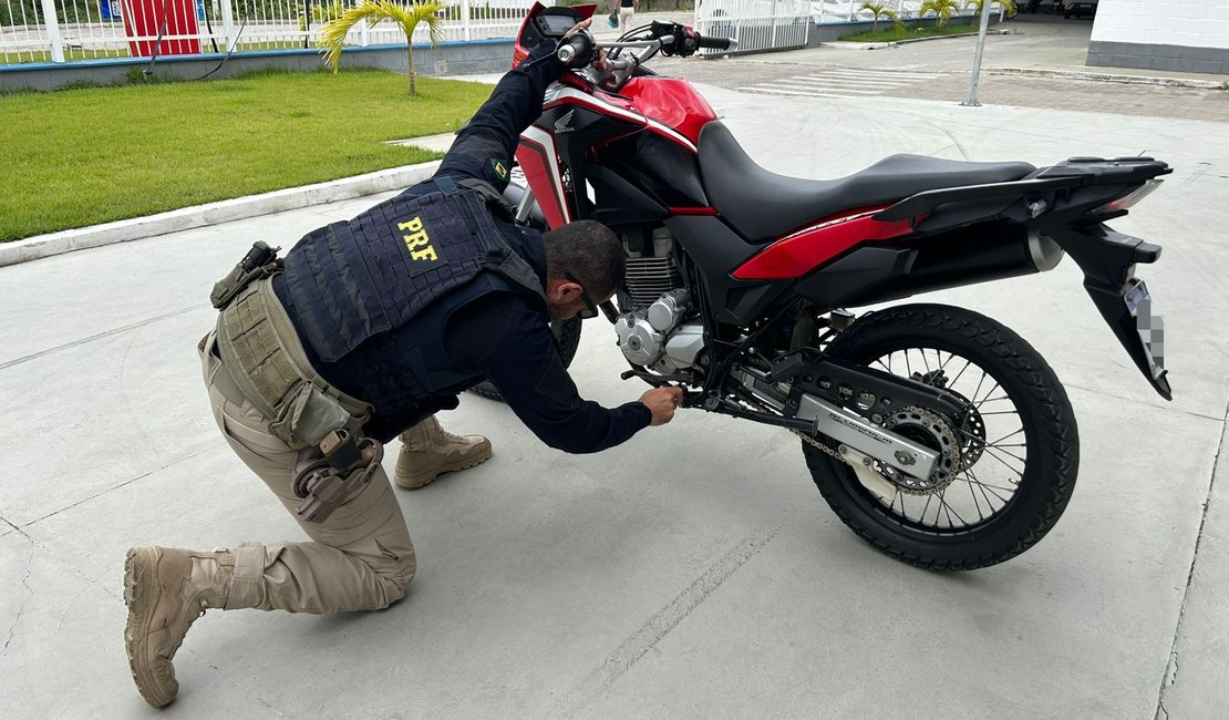 PRF encontra motocicleta com indícios de adulteração em Santana do Ipanema