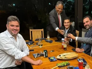 Jantar com pré-candidatos à sucessão de Arthur Lira na câmara acende sinal de alerta para alagoano