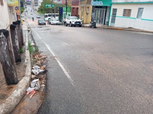 [Vídeo] Cano estourado causa afundamento parcial em uma das principais ruas centrais de Arapiraca