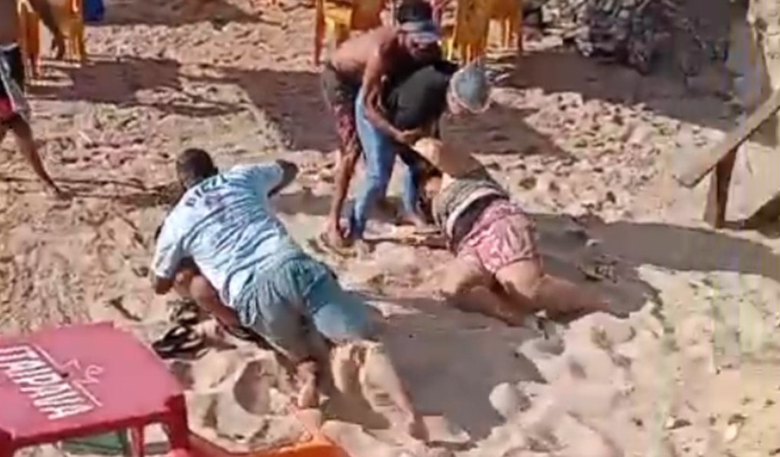 [Vídeo] Ambulantes brigam por espaço em praia da Sereia, em Maceió