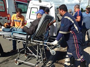 Ambulância avança sinal e colide com motociclista na AL 220 em Arapiraca