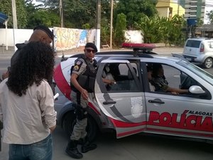 Homem invade carro após quebrar virdro parabrisa, furta som e é preso em flagrante