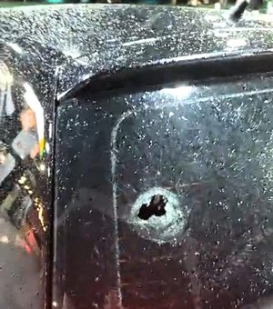 [Vídeo] Criminosos tentam roubar carro, atiram contra veículo e motorista sai ileso no Poço