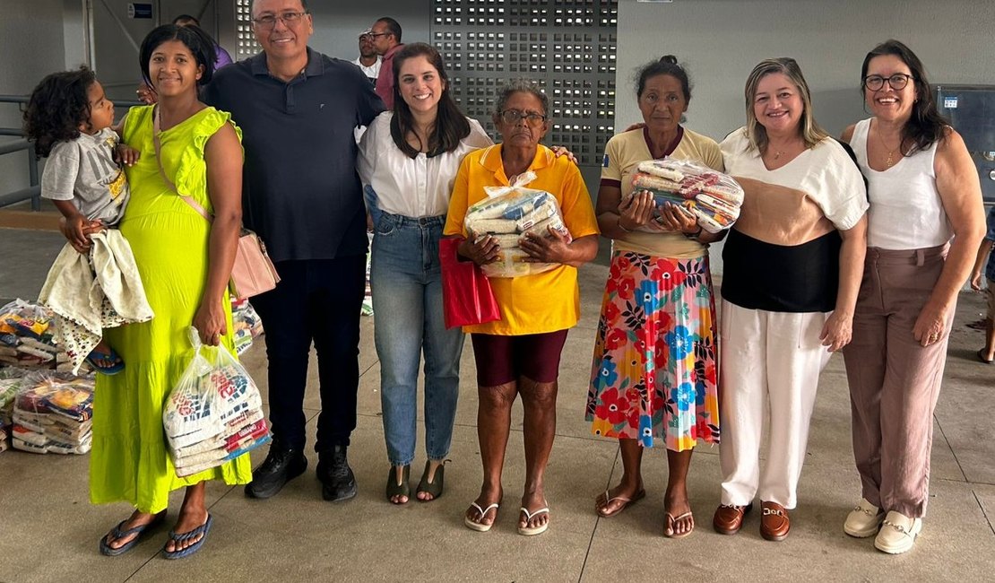 Famílias de Arapiraca recebem cestas básicas arrecadas no jogo de Traipu e Passo Fundo