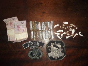 Suspeitos escondem drogas em entulhos mas polícia descobre esconderijo