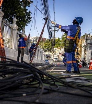 Problema crônico com fios em postes leva MP a abrir inquérito em Maceió
