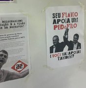 Denunciante apresenta fotos de cartazes contra Flávio Bolsonaro na Ufal, em Arapiraca