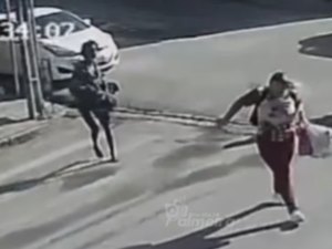 [Vídeo] Mulher trans em situação de rua é flagrada em Palmeira atirando pedras em quem se recusa a dar dinheiro