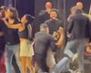 Roberta Miranda chuta homem que invadiu palco em show
