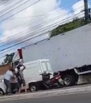 [Vídeo] Briga generalizada provoca tumulto e deixa trânsito lento na Avenida Cachoeira do Meirim, em Maceió