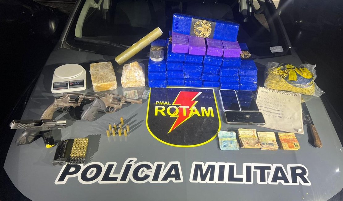 Traficante é preso com drogas escondidas em fundo falso de banheiro