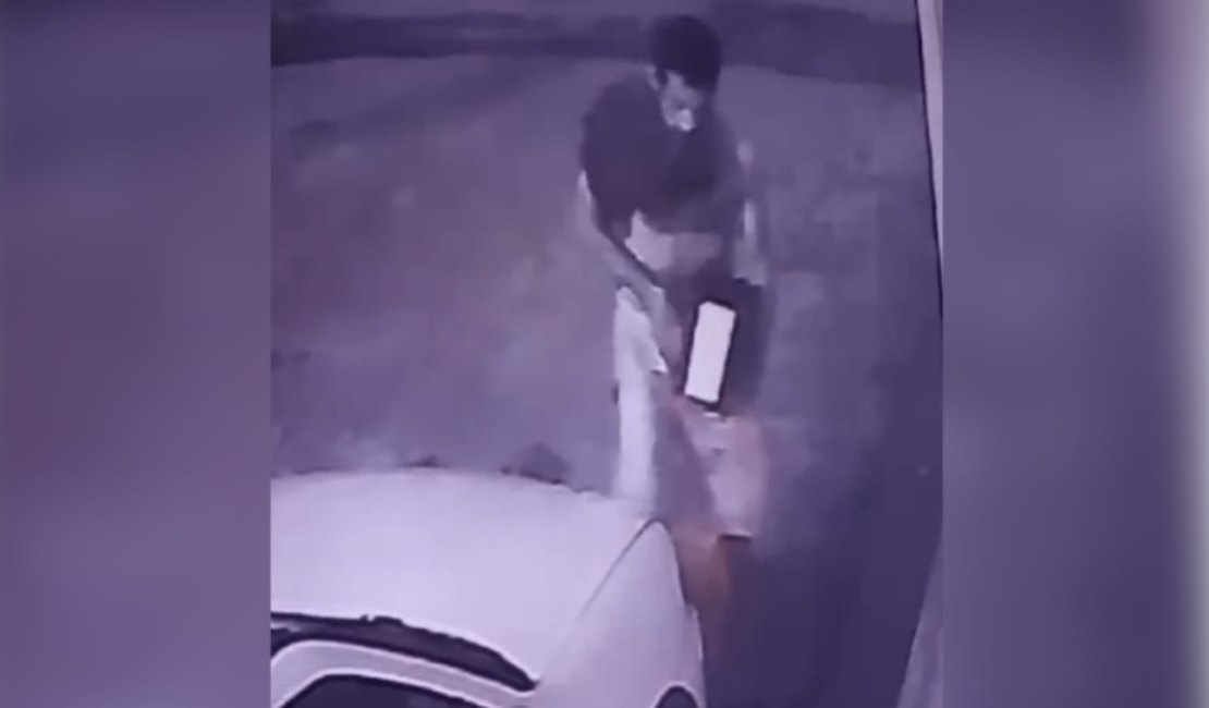 [Vídeo] Homem é flagrado furtando bateria de carro no Vergel do Lago