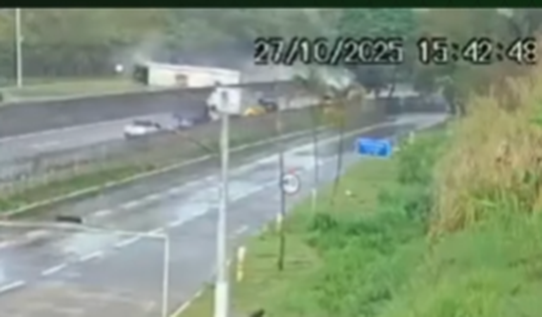 Câmeras flagram momento em que ônibus com torcedores do Flamengo tomba na Dutra